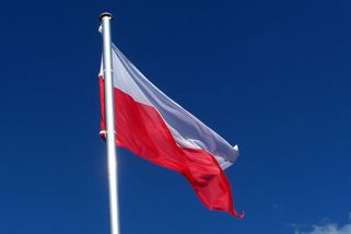 V Polsku se diskutuje o změně barvy vlajky. Prezident Duda má na stole petici - Médium.cz